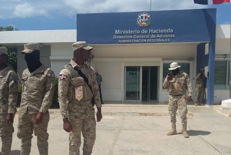 Dirección General de Aduanas lamenta enfrentamiento en Pedernales; haitianos habrían huido con arma del celador