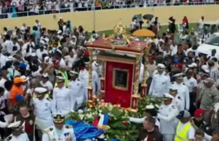 Miles de católicos celebran coronación de la Virgen de la Altagracia
