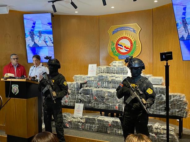 DNCD ocupa 460 paquetes de cocaína en Peravia y apresa dos dominicanos y un colombiano