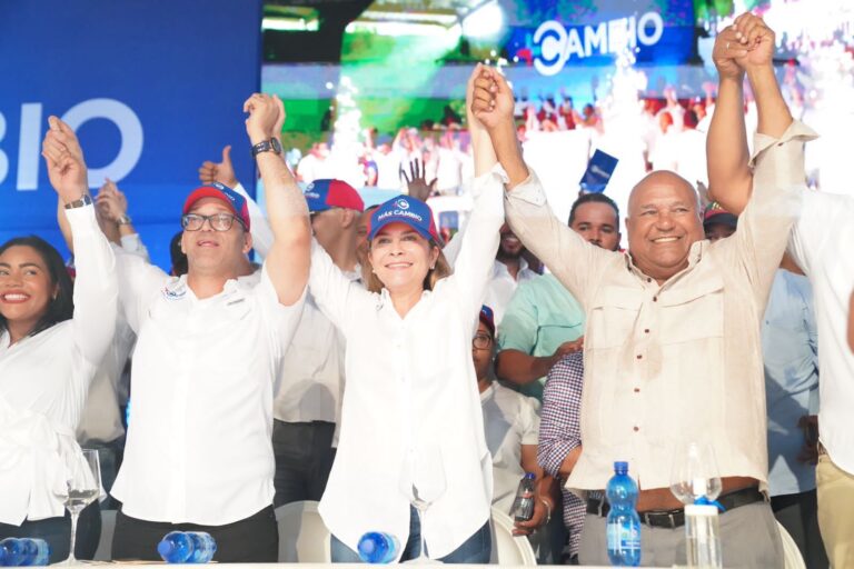 Más Cambio hace historia, miles de personas piden la reelección en Santo Domingo Oeste