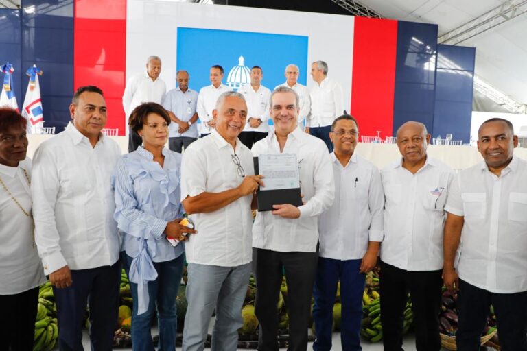 Presidente Abinader entrega 535 nuevos títulos en Majagual, Monte Plata