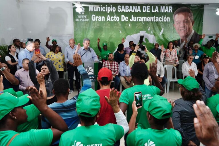 Regidor del PRM, Santos Díaz, y dirigentes de otros partidos en Sabana de la Mar se juramentan en la Fuerza del Pueblo