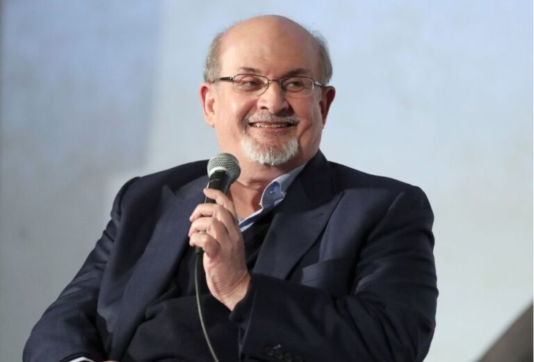 Salman Rushdie, atacado sobre el escenario durante un acto en EE.UU.