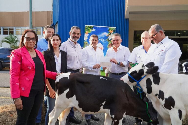 Ministro Limber Cruz recibe 25 becerros donados por Grupo Rica para mejorar la genética de la ganadería lechera dominicana
