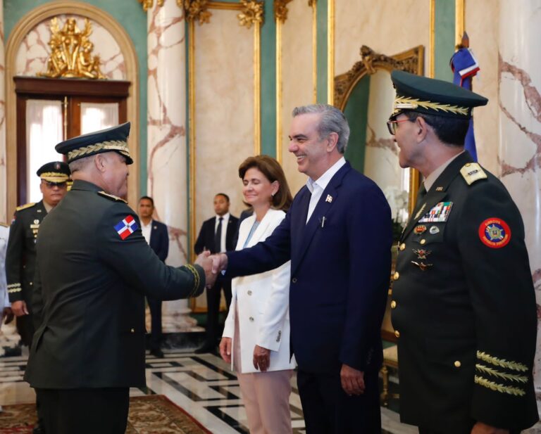 Presidente Luis Abinader juramenta a nuevos mandos militares