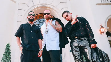 Maluma estrena el video de su canción «tsunami» junto a De La Ghetto y Arcángel