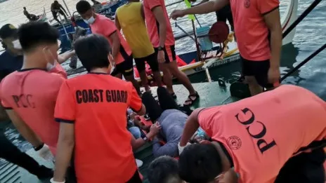 Al menos 85 rescatados y 2 desaparecidos tras incendiarse barco en Filipinas