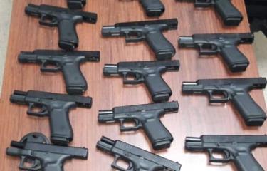 Ocupan 14 pistolas procedentes de EEUU durante allanamiento en Santiago
