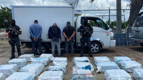 Autoridades confiscan lancha con 590 paquetes de cocaína y arrestan tres personas