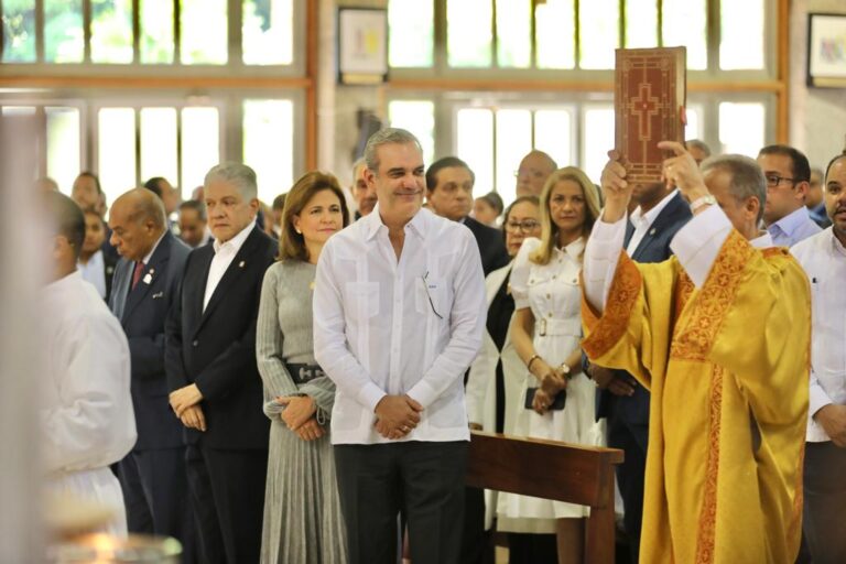 Presidente Abinader asiste a misa por 60 aniversario de la PUCMM