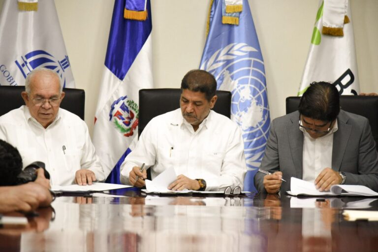 Agricultura y FAO firman convenio de cooperación para transformar sistemas agroalimentarios de RD