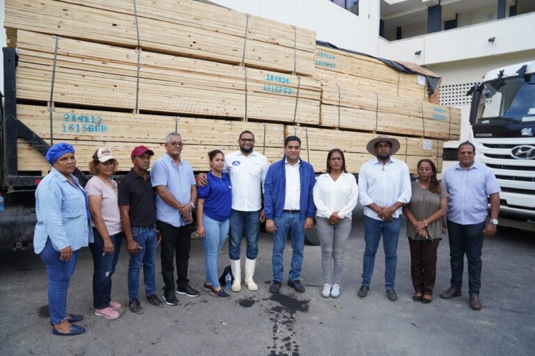 Fedomu entrega RD$27 millones en zinc y madera a Higüey y El Seybo