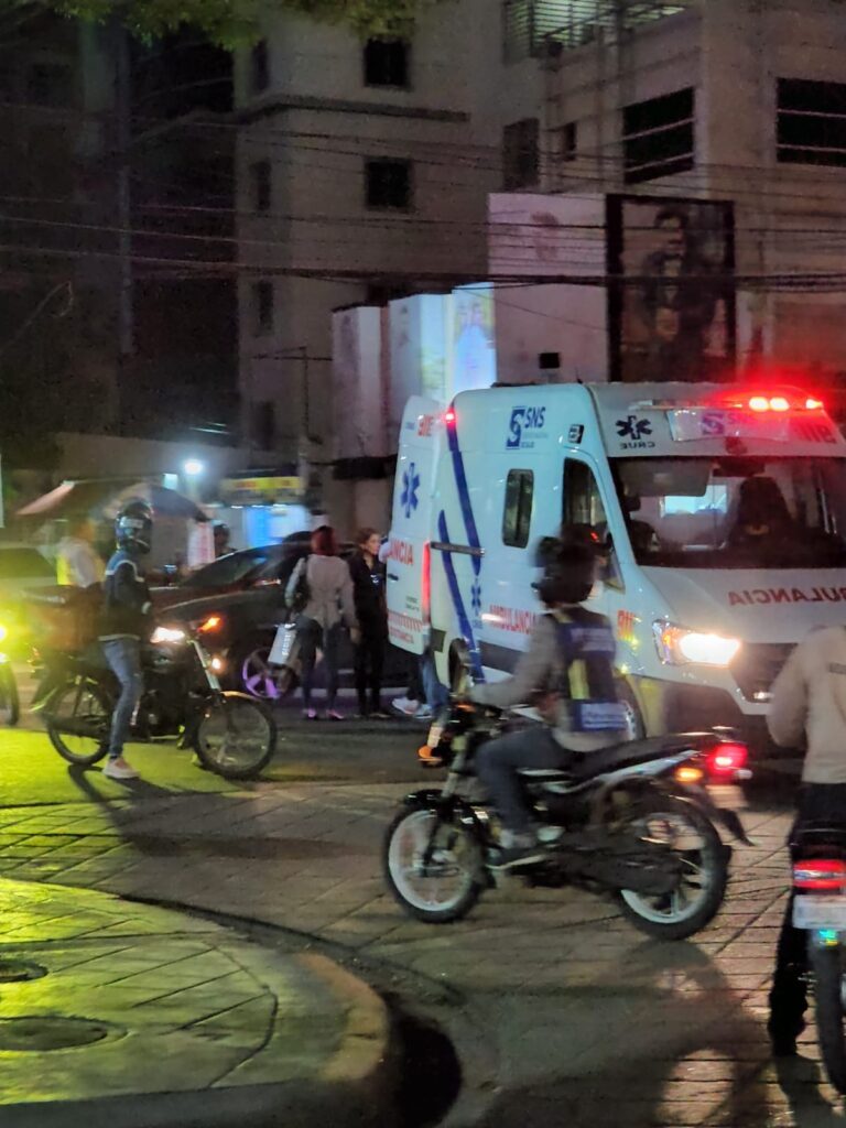 Hombre mata dos personas, hiere cinco policías y se atrinchera con fusil en La Romana