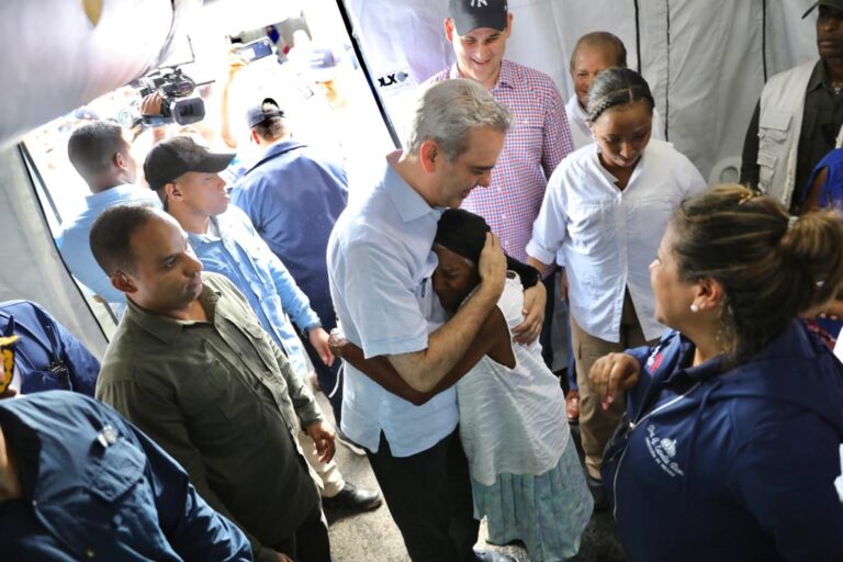 Presidente Abinader visita unidades móviles que integran jornada de salud en el municipio de Sánchez, provincia Samaná