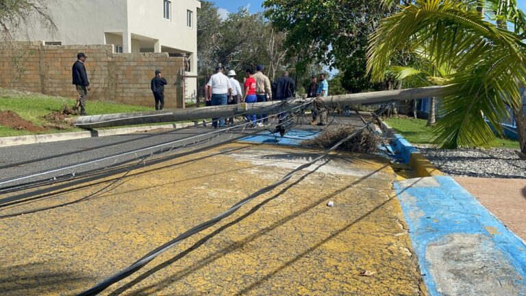 Autoridades concentran esfuerzos y avanzan reconexión eléctrica en el este ante daños de huracán Fiona