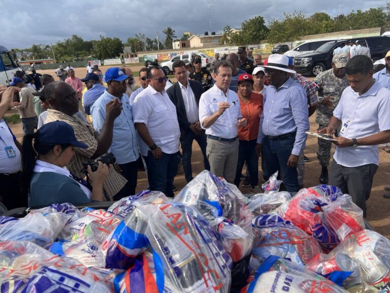 Ito Bisonó recorre La Romana para entregar más de 30 toneladas de ayuda 