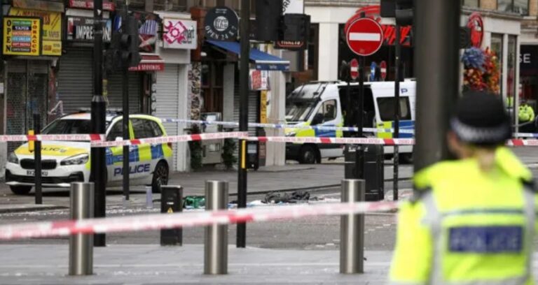 Dos policías son apuñalados en el centro de Londres