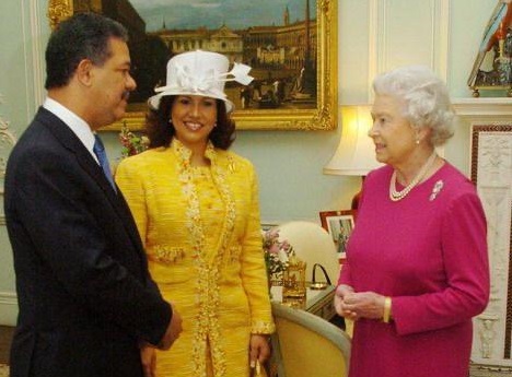 Leonel Fernández y Margarita Cedeño distinguidos en el 2006 por la reina Isabel II en el Palacio de Buckingham