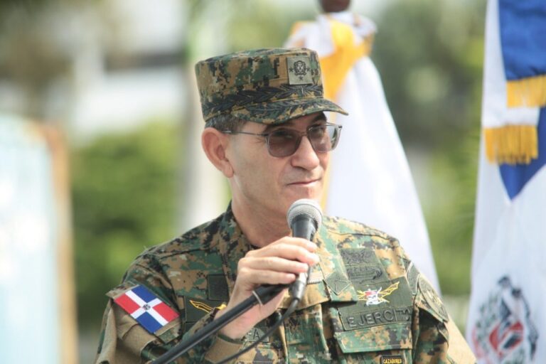 Ministro de Defensa supervisa tropas en la frontera