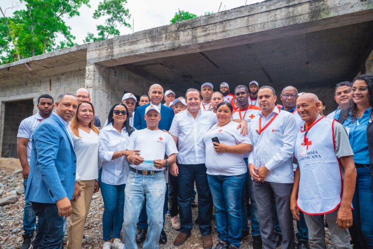 Paliza entrega aportes remodelación parroquia en Cotuí y construcción hogar Cruz Roja en Bonao