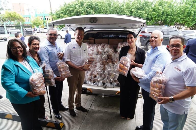 Primera dama recibe de industriales de la harina 70 mil panes para damnificados por huracán Fiona