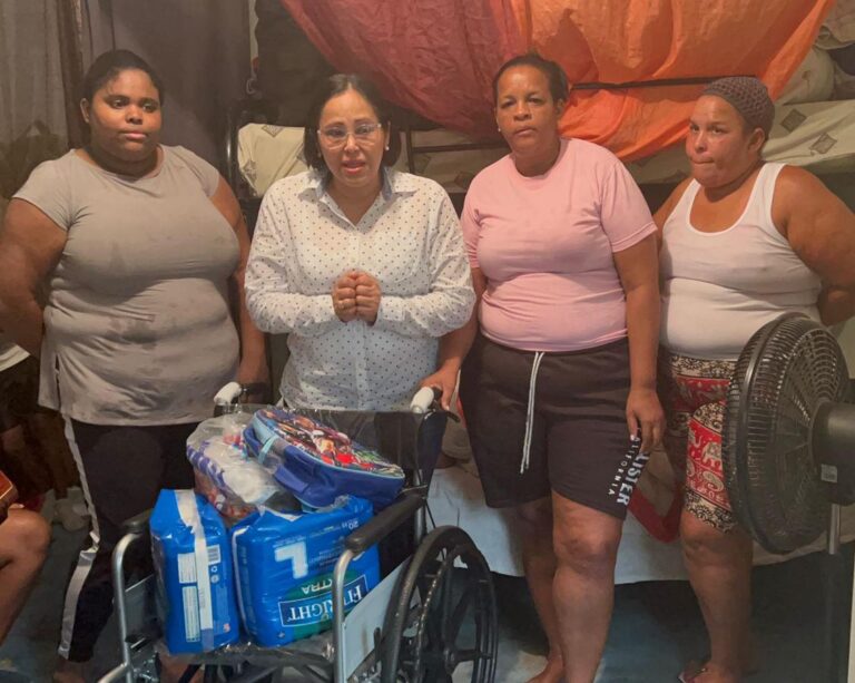 Regidora del PRM va en auxilio de familia con niño parapléjico en Santo Domingo Oeste