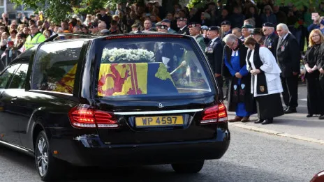 El cortejo fúnebre con los restos mortales de Isabel II salen de Balmoral