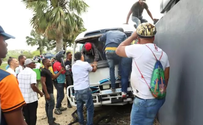 Choca minibús que trasladaba pasajeros desde Boca chica hacia el Distrito Nacional