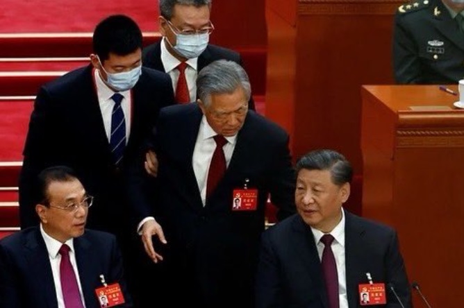 Prensa oficial china: expresidente Hu fue desalojado «por no sentirse bien»