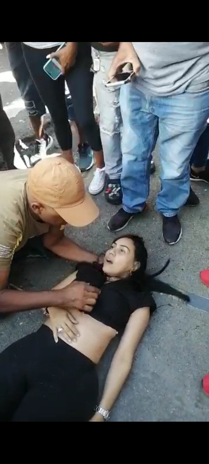 Sicarios matan a una mujer mientras conducía su automóvil en Santiago