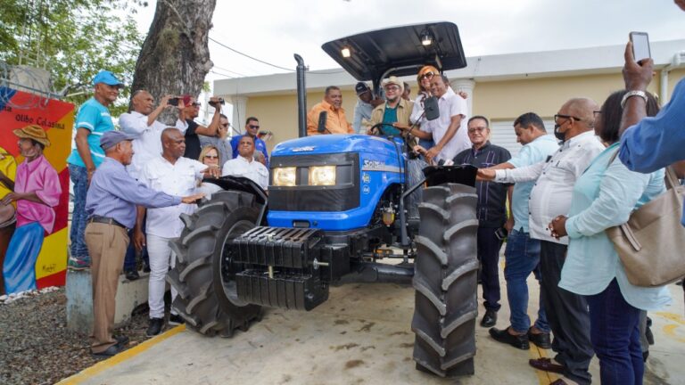FEDA entrega tractor a productores de tabaco de Mata Palacio, Hato Mayor