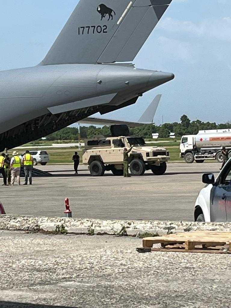 Llegan a Haití vehículos blindados desde Canadá para combatir bandas