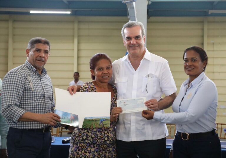 Presidente Abinader encabeza segunda entrega de cheques a 1,762 productores afectados por huracán Fiona