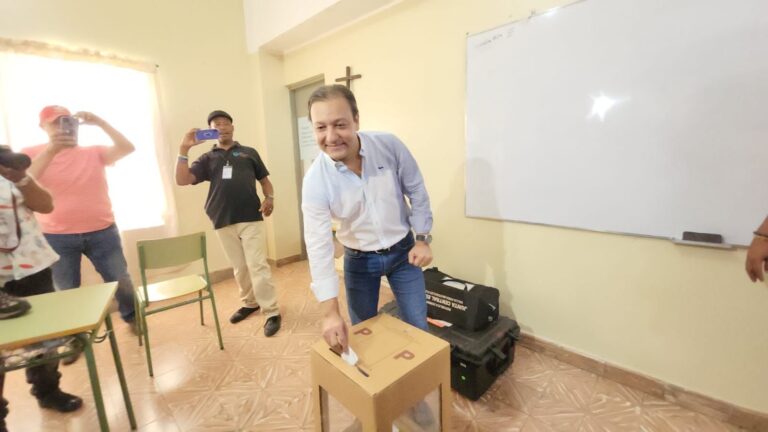 Video- Abel Martínez acude a votar; asegura que el proceso marcha bien y que se desarrolla en armonía