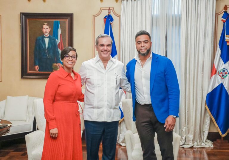 Presidente Luis Abinader recibe en el Palacio Nacional a Nelson Cruz