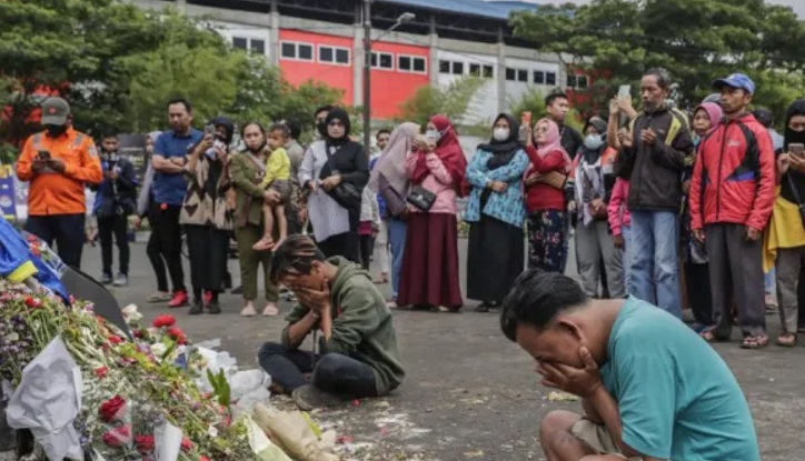 Suben a 131 los muertos por la estampida en estadio de fútbol de Indonesia