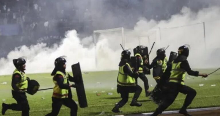 Policía de Indonesia investiga a 18 oficiales por la tragedia en campo de fútbol