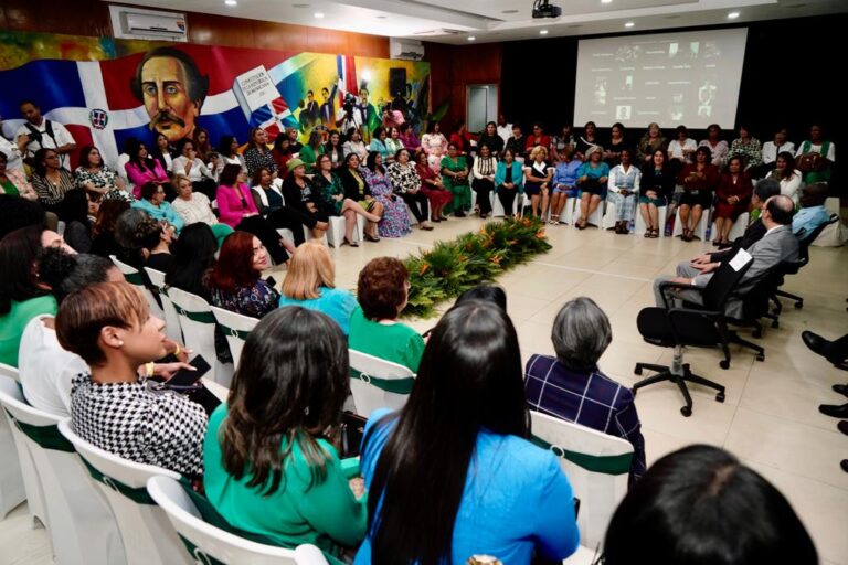 Leonel se reúne con las 100 mujeres aspirantes a la Dirección Política de la FP