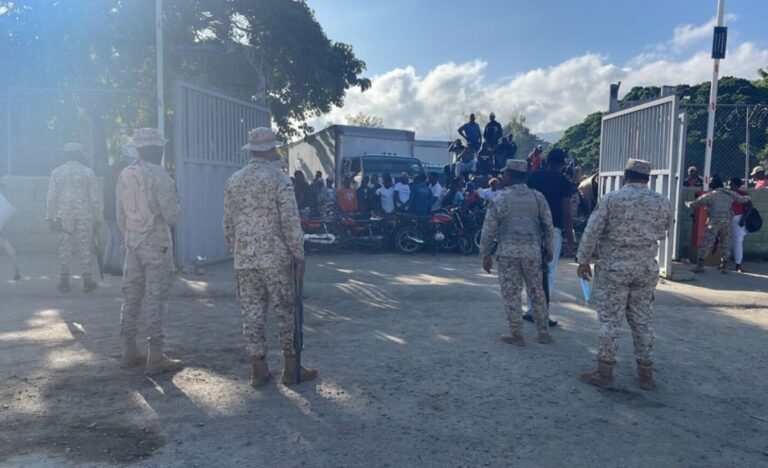 Motoristas haitianos bloquean el paso fronterizo de Carrizal-Elías Piña