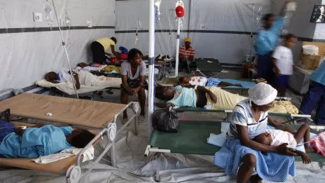 Haití, asfixiado y con el cólera al alza, pide ayuda internacional