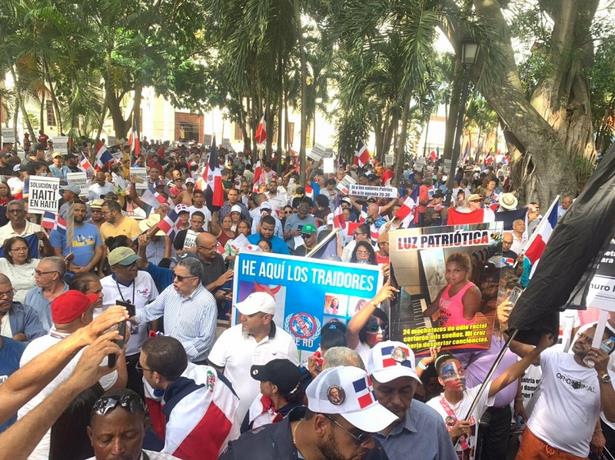 Miles de ciudadanos asisten a “Marcha Patriótica” en Santiago