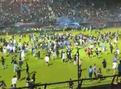 Más de 100 muertos en estadio de Indonesia tras batalla campal