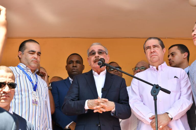 Danilo Medina: «Solo queda… abrazarnos al compañero o la compañera que resulte vencedor»