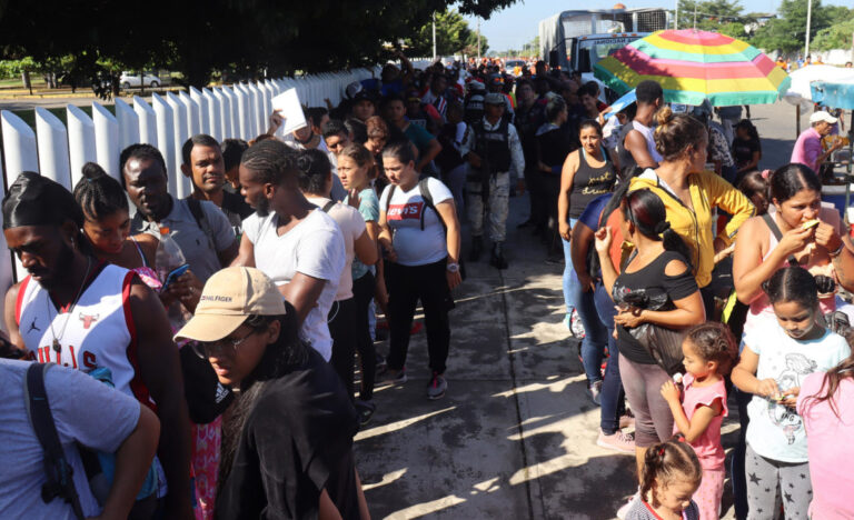 México niega permiso de tránsito a 1.000 migrantes varados en la frontera sur
