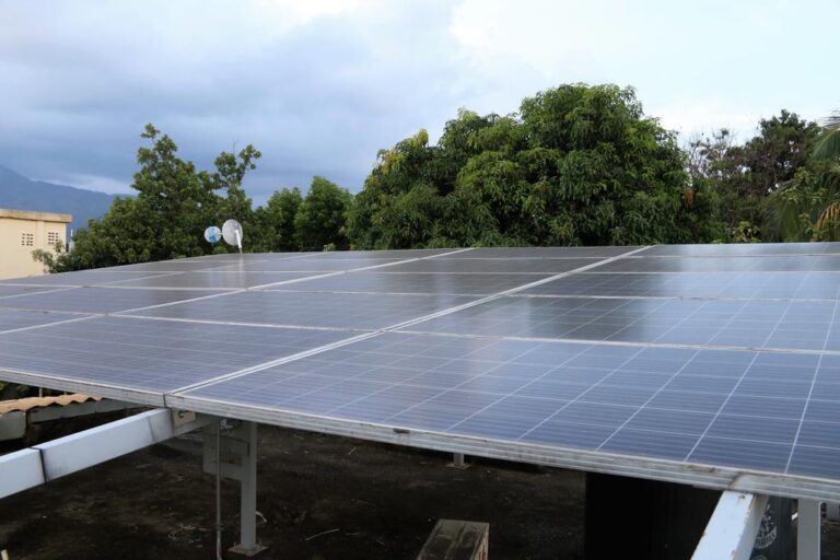 Ademi financia más de 250 proyectos para la instalación de paneles solares a pequeños empresarios y dueños de casas
