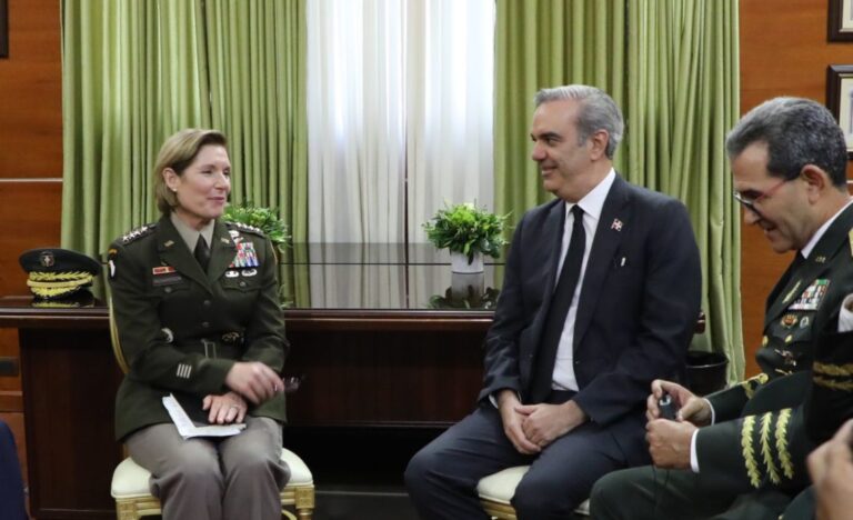 Abinader y jefa Comando Sur EE.UU tratan integración de mujeres a cuerpos castrenses y donación vehículos militares