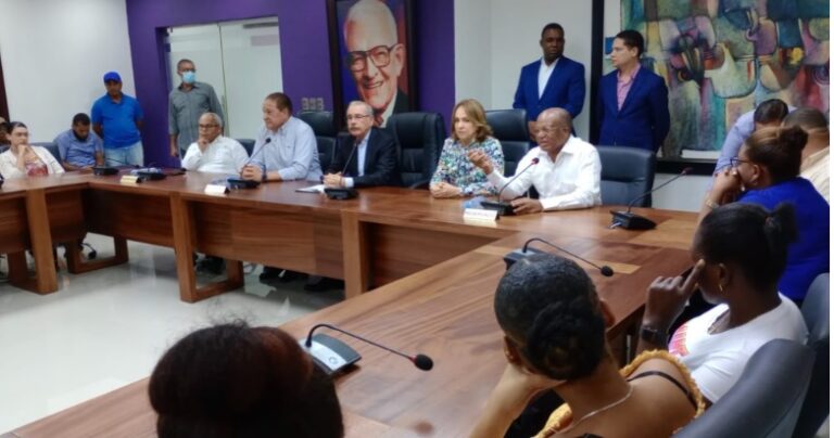Danilo Medina juramenta más de 60 dirigentes de la Fuerza del Pueblo en el PLD