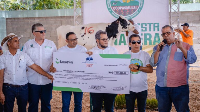 FEDA promueve industrialización del subsector lechero del país; Entrega 5 millones de pesos a ganaderos de San José de Las Matas