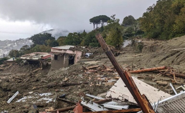 Al menos 8 personas mueren en un corrimiento de tierra en la isla italiana de Ischia