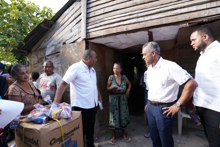 Ministro Joel Santos, junto al alcalde José Andújar, entregan ayudas a damnificados por lluvias en SDO